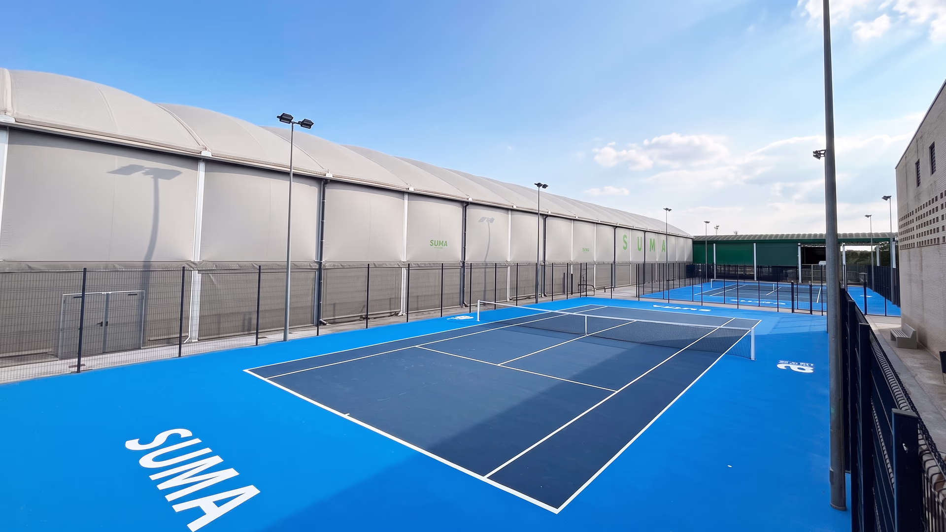 clases-tenis-valencia-adultos-menores_pistas-tenis-blue-set_suma-tenis-club_2